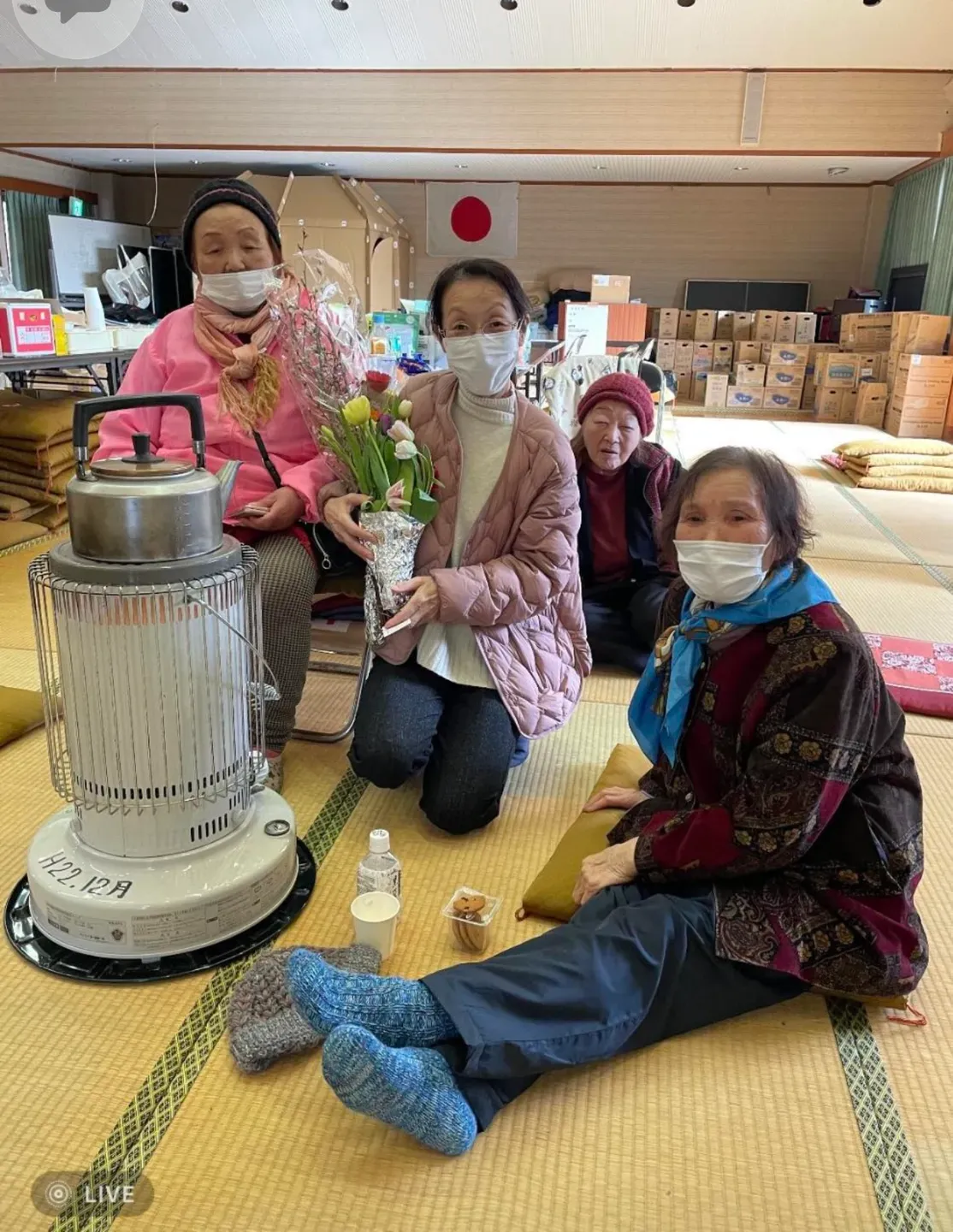 避難所の皆さまへ花束を