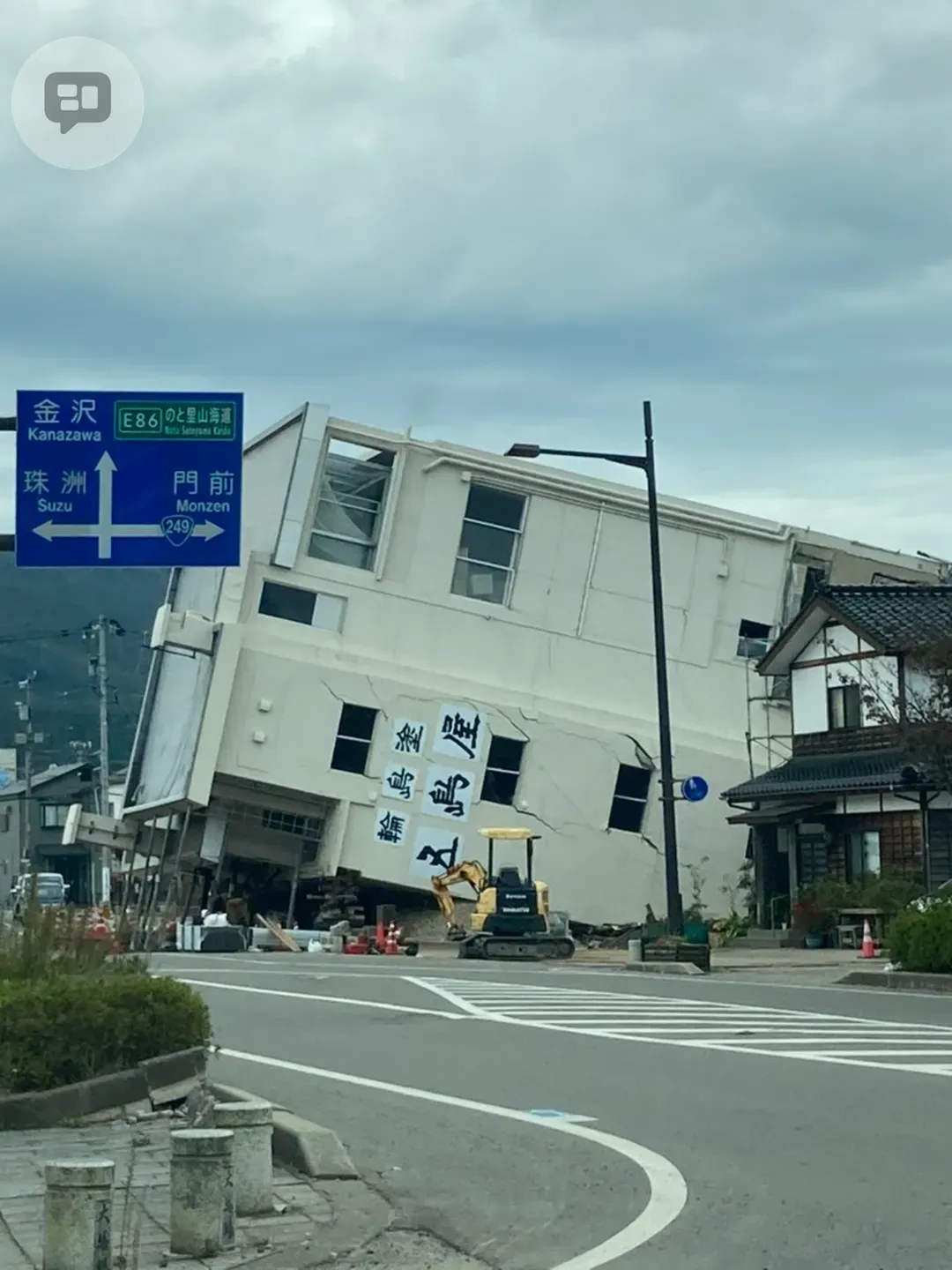 倒壊した建物（門前・国道249号付近）