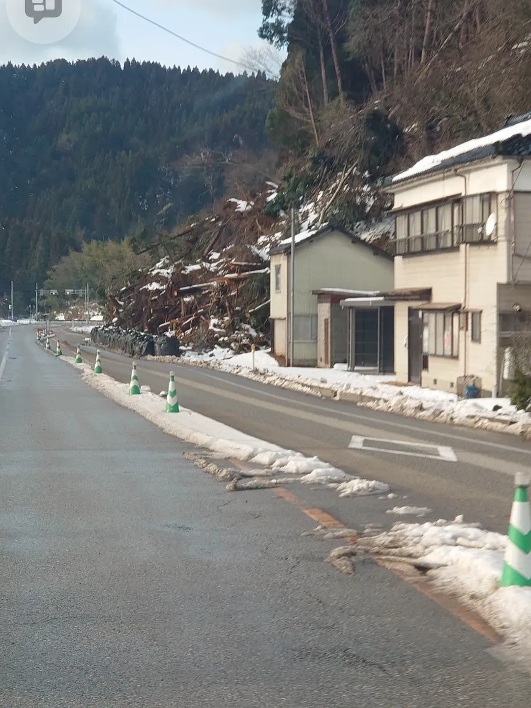 土砂崩れと積雪の残る道路